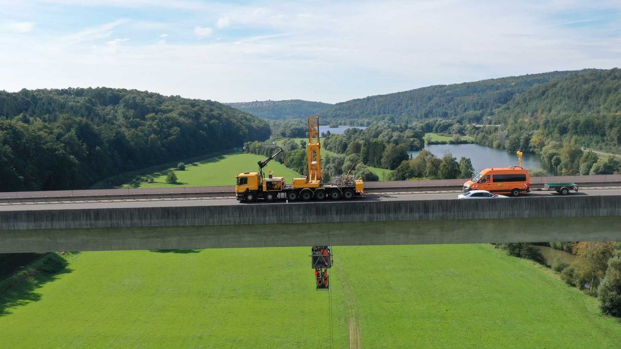 Das Bild zeigt eine Brücke an der Arbeiten mit einem Brückenuntersichtgerät durchgeführt werden