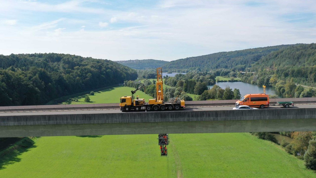 Das Bild zeigt eine Brücke an der Arbeiten mit einem Brückenuntersichtgerät durchgeführt werden
