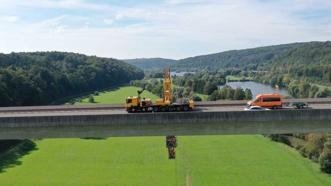 Das Bild zeigt eine Brücke an der Arbeiten mit einem Brückenuntersichtgerät durchgeführt werden