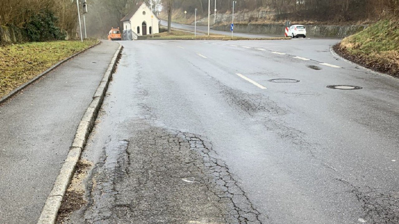B 32, Risse im Asphalt