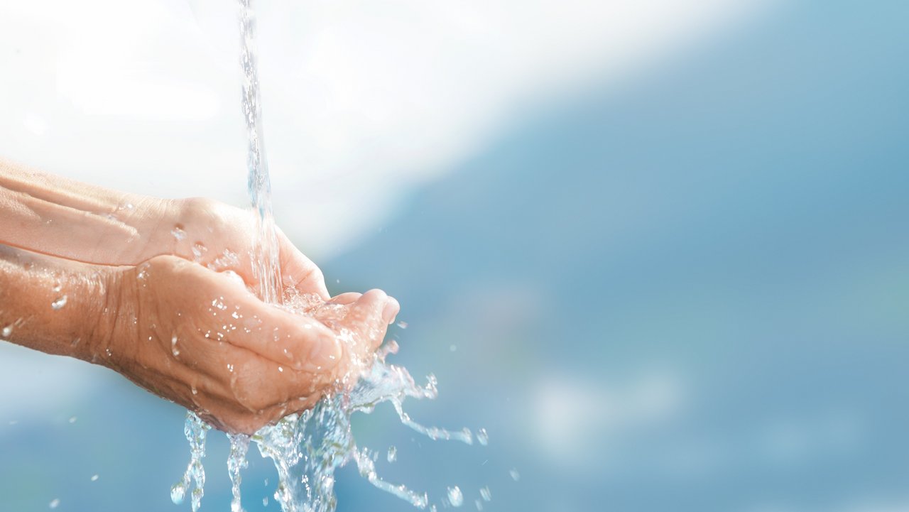 Symbolbild Hände unter frischem Wasser