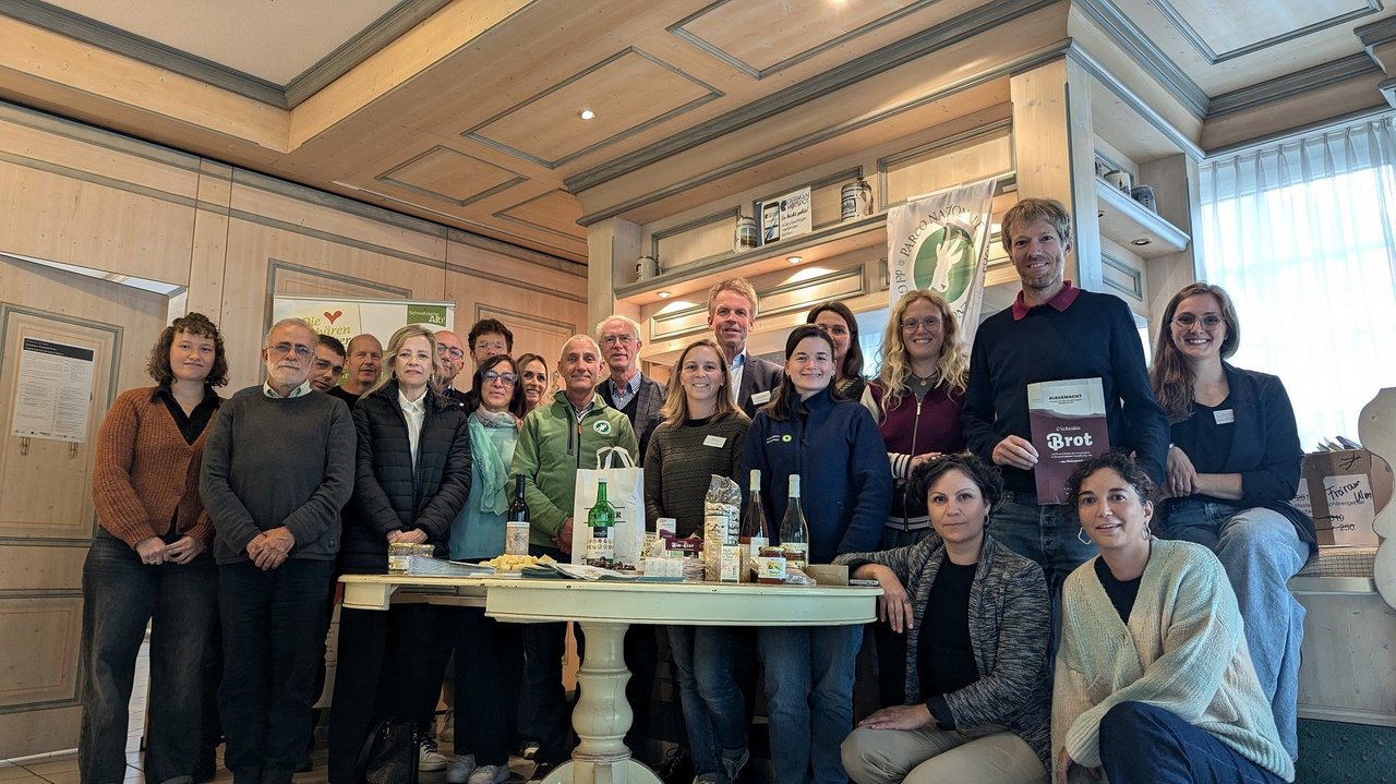 Das Foto zeigt ein Gruppenbild der Teilnehmerinnen und Teilnehmer der internationalen Tagung zu Regionalmarken in Schutzgebieten in Bad Urach