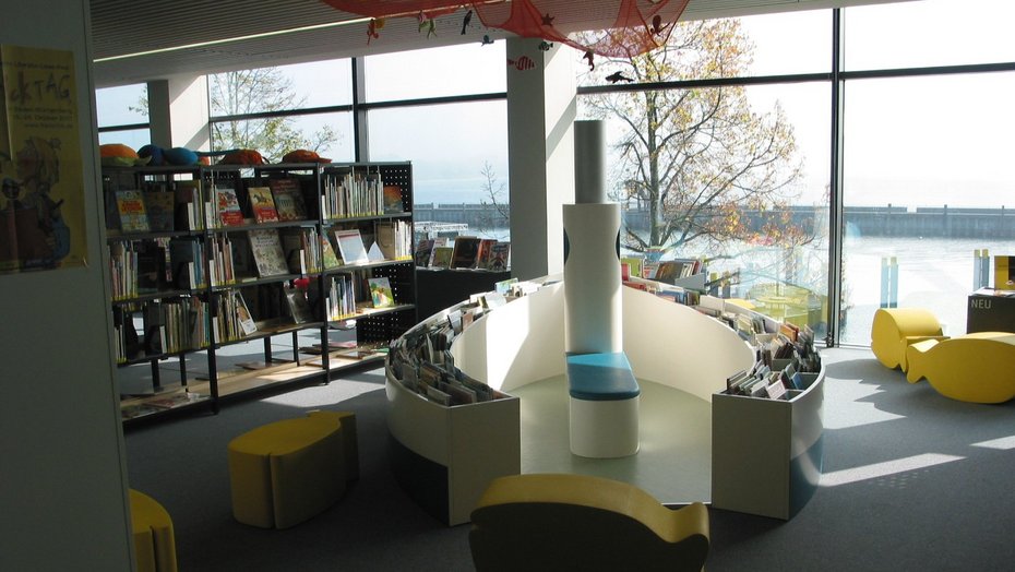 Medienhaus am See Friedrichshafen - Kinderbereich mit Leseboot Medienhaus am See Friedrichshafen - Kinderbereich mit Leseboot