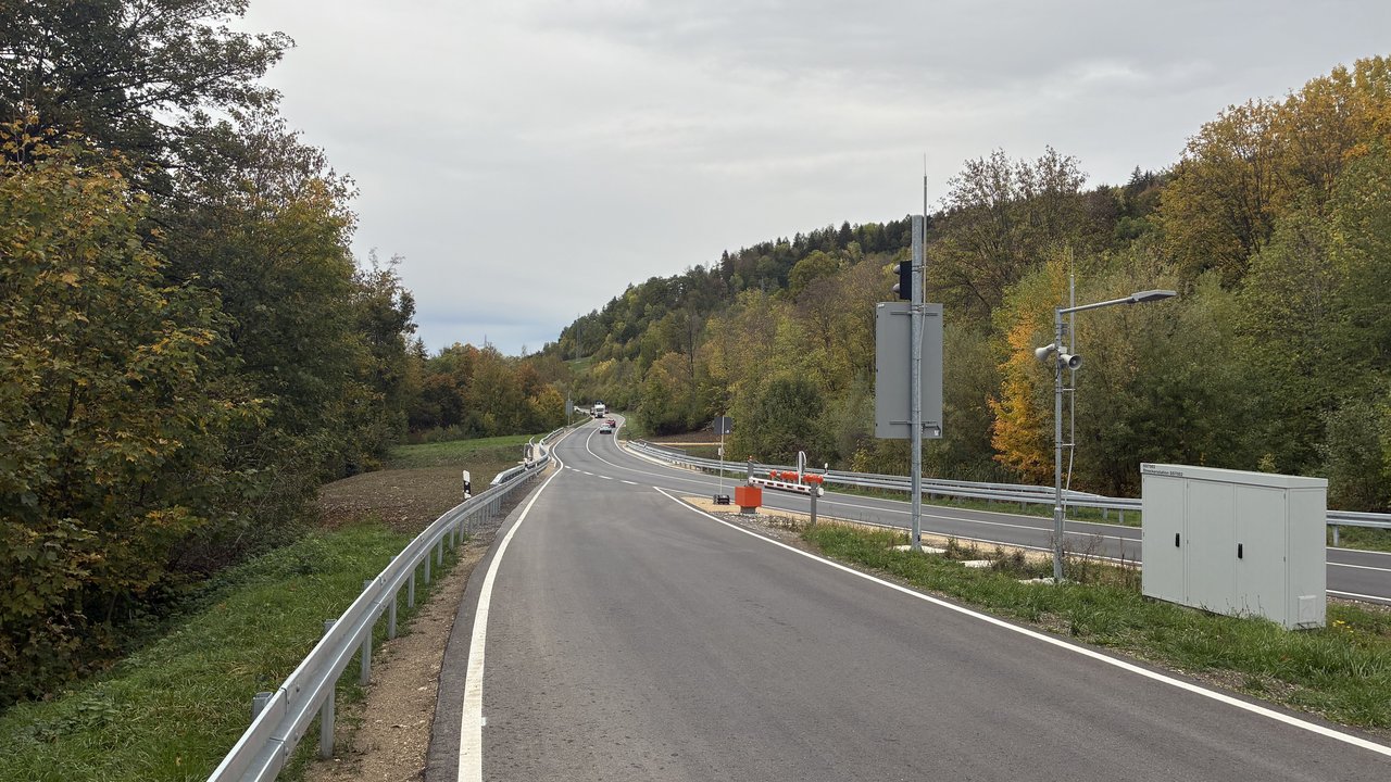 Das Foto zeigt die B 463 zwischen Eyachbrücke und dem Tunnel in Albstadt-Laufen