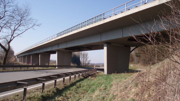B 30, Brücke über die Riß und die L 284 bei Schweinhausen