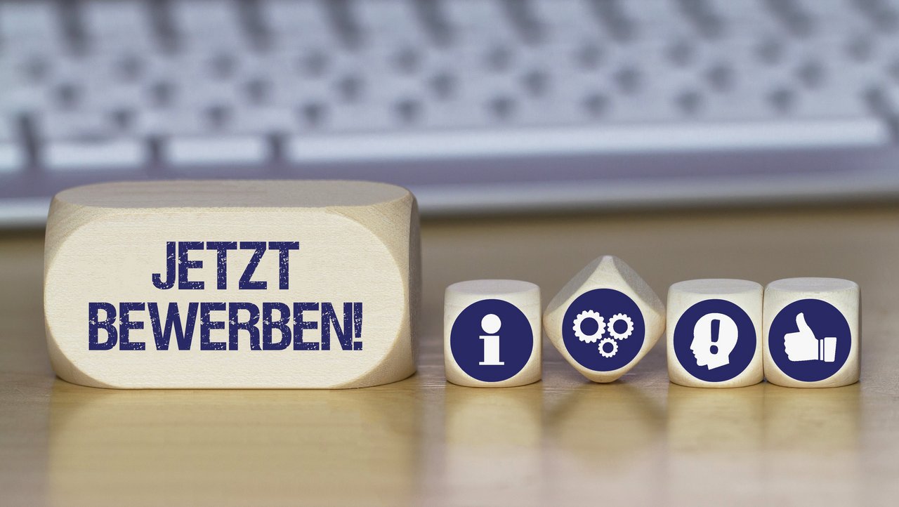 Jetzt bewerben Symbolbild Würfel mit Schriftzug Jetzt bewerben