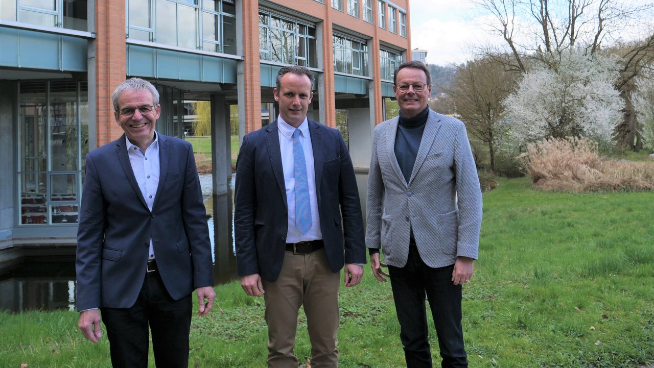 Das Foto zeigt Abteilungsleiter Rainer Hölz, Dirk Holthausen, Regierungspräsident Klaus Tappeser vor dem Gebäude des RP Tübingen