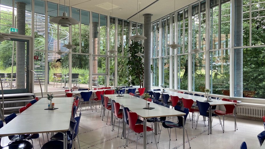 Kantine RPT Tische und Stühle in der Kantine des RPT und der Blick nach draußen ins Grüne