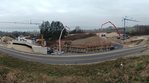 Ein Panoramabild, dass mehrere Betonpumpen zeigt, die an verschiedenen Stellen Beton in eine Widerlager-Schalung pumpen.