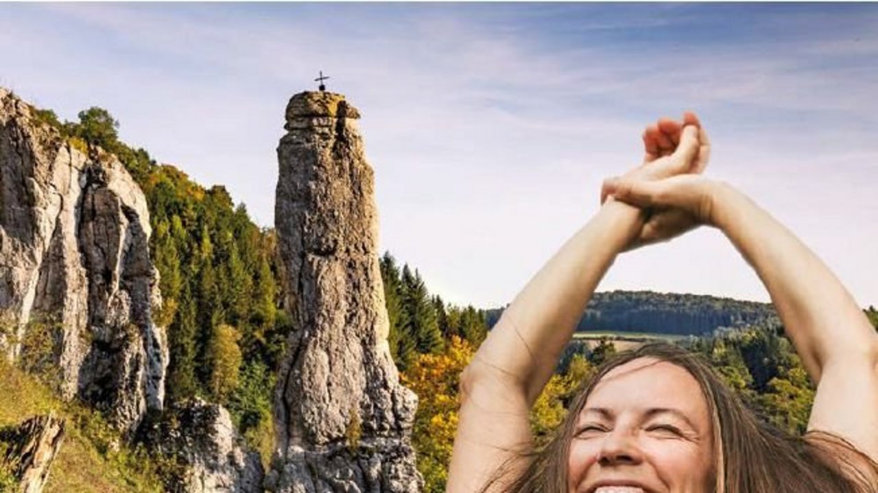Man sieht links Berge und rechts eine junge Frau die freudig die Arme in die Luft wirft und einen weißen Schriftzug auf grünen Hintergrund