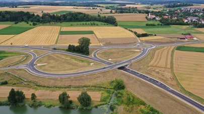 Die Anschlussstelle der B 311 bei Oberdischingen aus der Luft