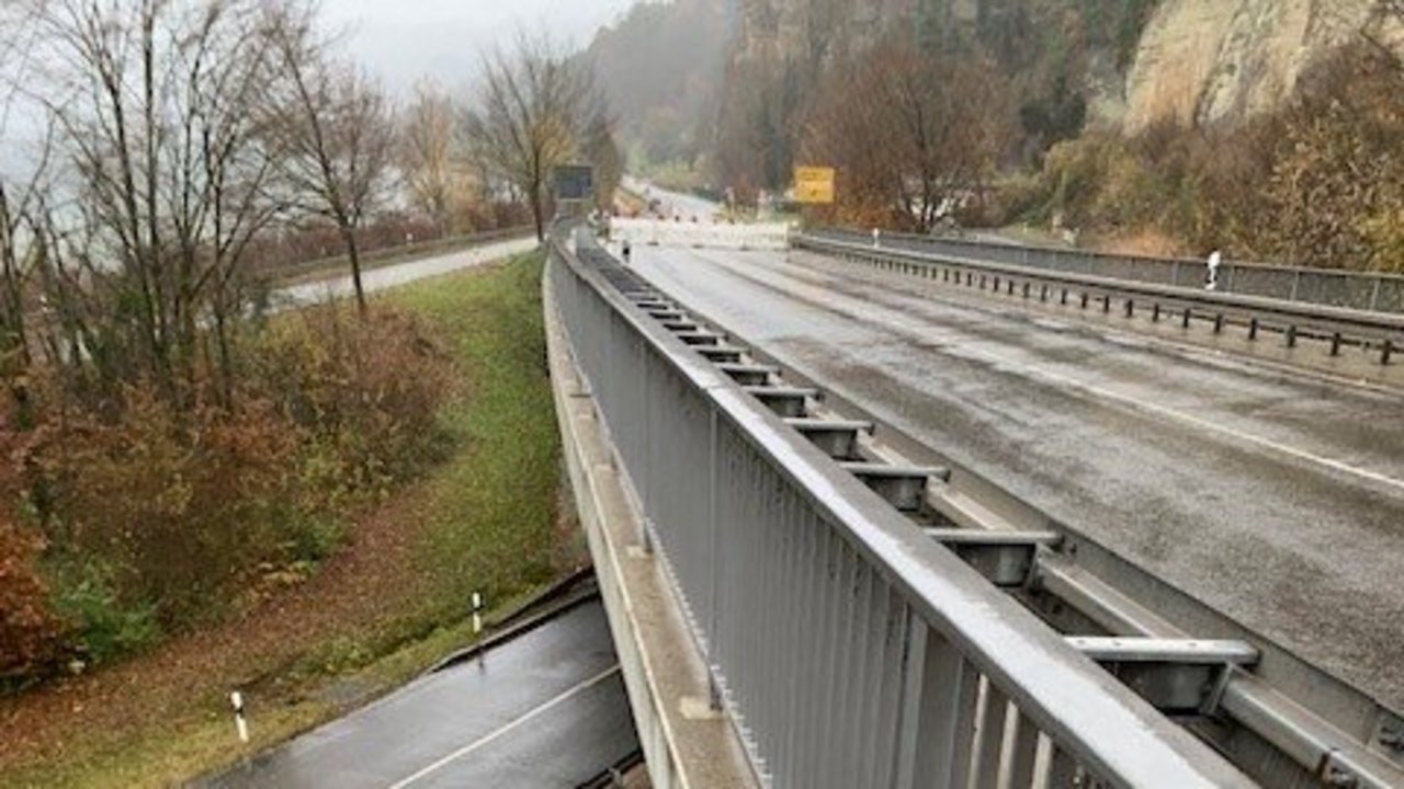 Das Foto zeigt die B 31 Brücke über den Anschluss-West