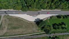 Luftbild einer Straße. Neben der Straße ist eine Ausbuchtung aus Kies angelegt.