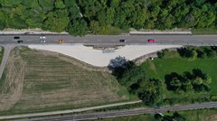 Luftbild einer Straße. Neben der Straße ist eine Ausbuchtung aus Kies angelegt.