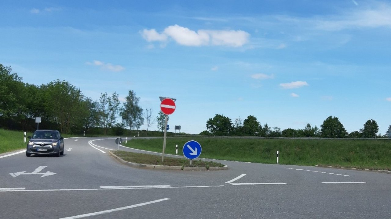 Das Foto zeigt die B 30 Anschlussstelle Barabein