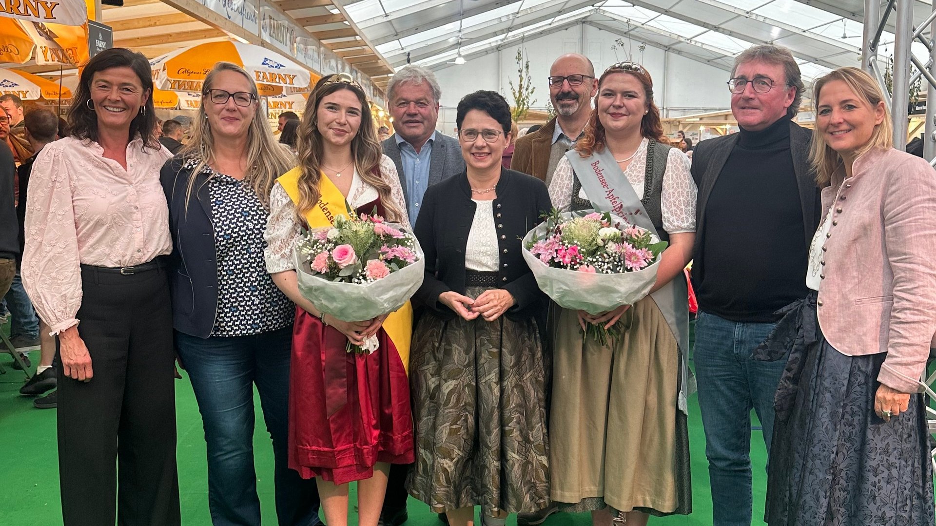 Das Foto zeigt Landwirtschaftsministerin Marion Gentges, Regierungspräsidentin Isabel Kling, Bodensee-Apfelkönigin und Bodensee-Apfelprinzessin 2026/2028 und Vertreterinnen und Vertreter der Obstregion Bodensee e. V