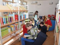 Schulkinder in der nicht-öffentlichen Zweigstelle Schulbücherei Ablachschule (Grundschule)
