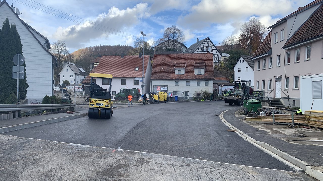 Das Foto zeigt Baustellenfahrzeuge bei der Fahrbahndeckenerneuerung in der Ortsdurchfahrt Albstadt-Lautlingen