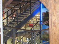 Treppenaufgang und Blick über die Stockwerke in der Stadtbücherei Pfullendorf in der Steinscheuer