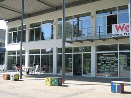Die Stadtteilbibliothek Weststadt und die Fahrbibliothek sind seit dem Jahr 2000 gemeinsam im Weststadthaus untergebracht