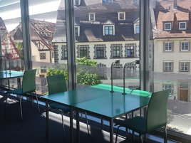 Arbeitsplätze im 1. OG der Zentralbibliothek Ulm mit Blick auf die Altstadt