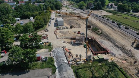 Luftbild Geschiebeschacht August 2025 Luftbild einer Baustelle. Im Zentrum liegt ein L-förmiger Schacht.