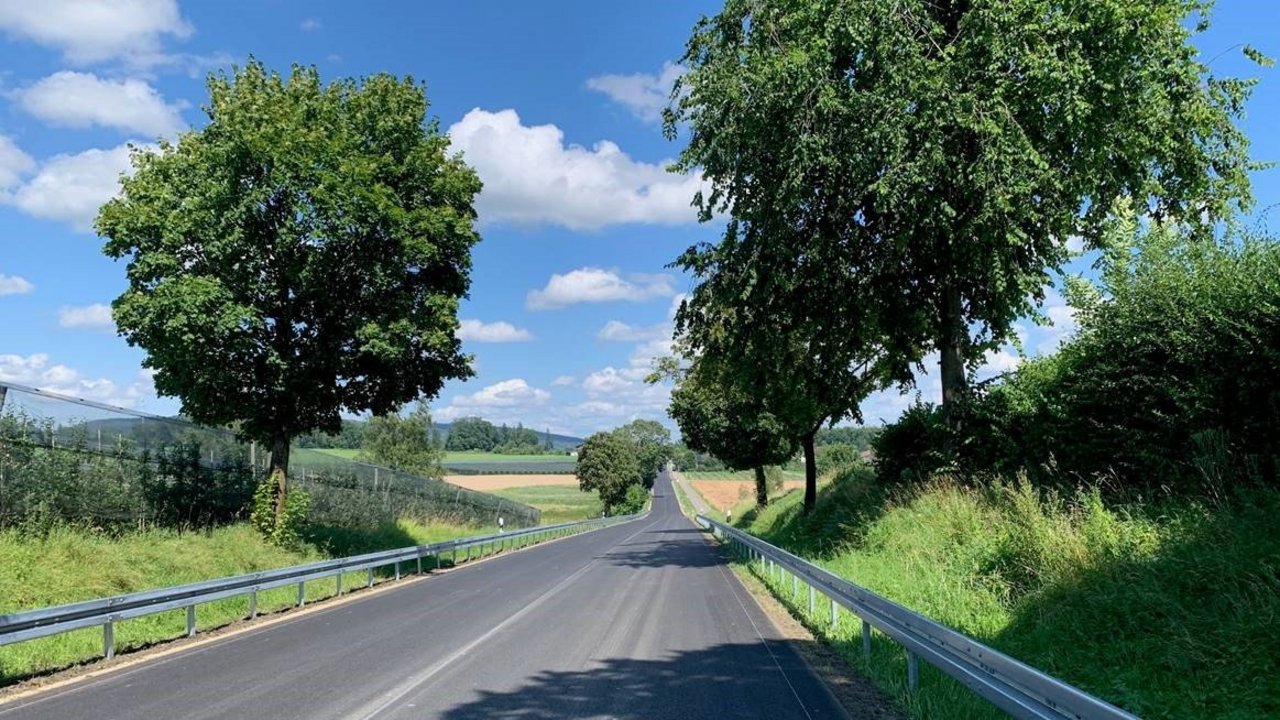 Das Foto zeigt die sanierte B 33; Leitplanken und Bäume links und rechts
