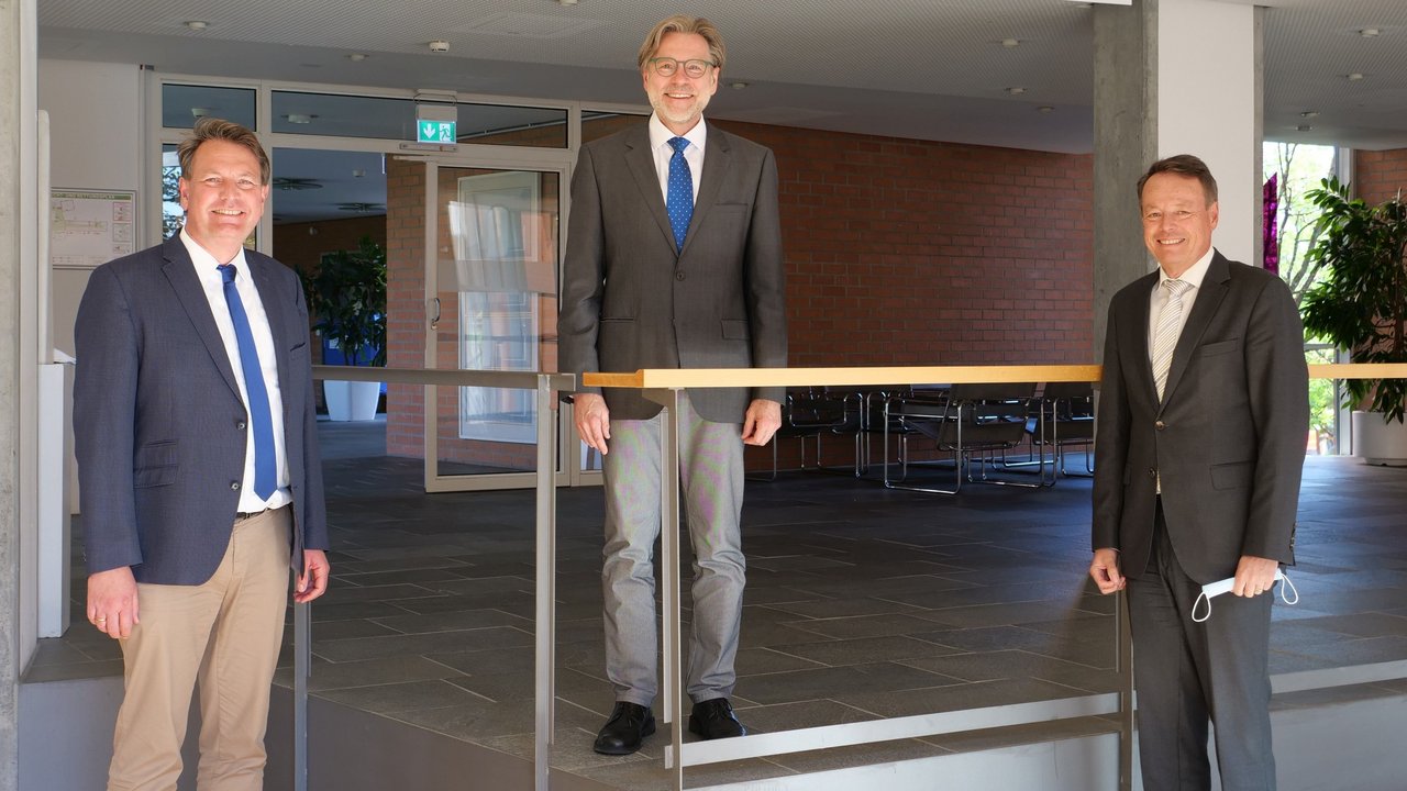 (V. r. n. l.) Regierungspräsident Klaus Tappeser, Abteilungsdirektor Uwe Vorberg, Abteilungspräsident Stefan Czarnecki im Foyer des RP Tübingen