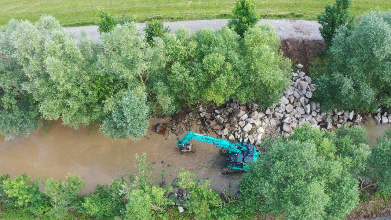 Baggerarbeiten in der Eyach bei Owingen
