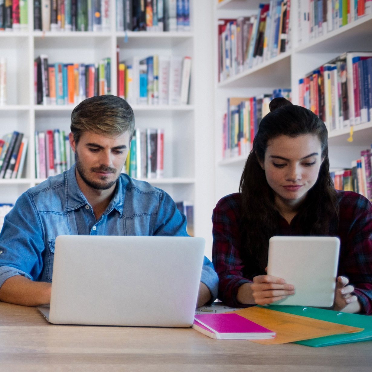 Lehrerinnen und Lehrer verschiedener Fachrichtungen sitzen am Tisch