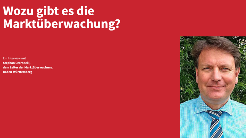 Vor rotem Hintergrund mit dem Schriftzug "Wozu gibt es die Marktüberwachungß blickt man auf das Portrait von Stephan Czarnecki