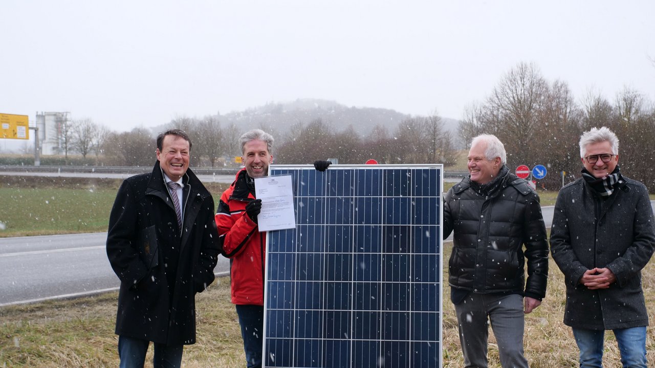 Startschuss für Tübingens größte Photovoltaik-Anlage in den "Ohren" der B 27-Auffahrt in Lustnau. Das Bild zeigt Regierungspräsident Klaus Tappeser, Oberbürgermeister Boris Palmer und swt-Geschäftsführer Ortwin Wiebecke mit einer Solarzelle 