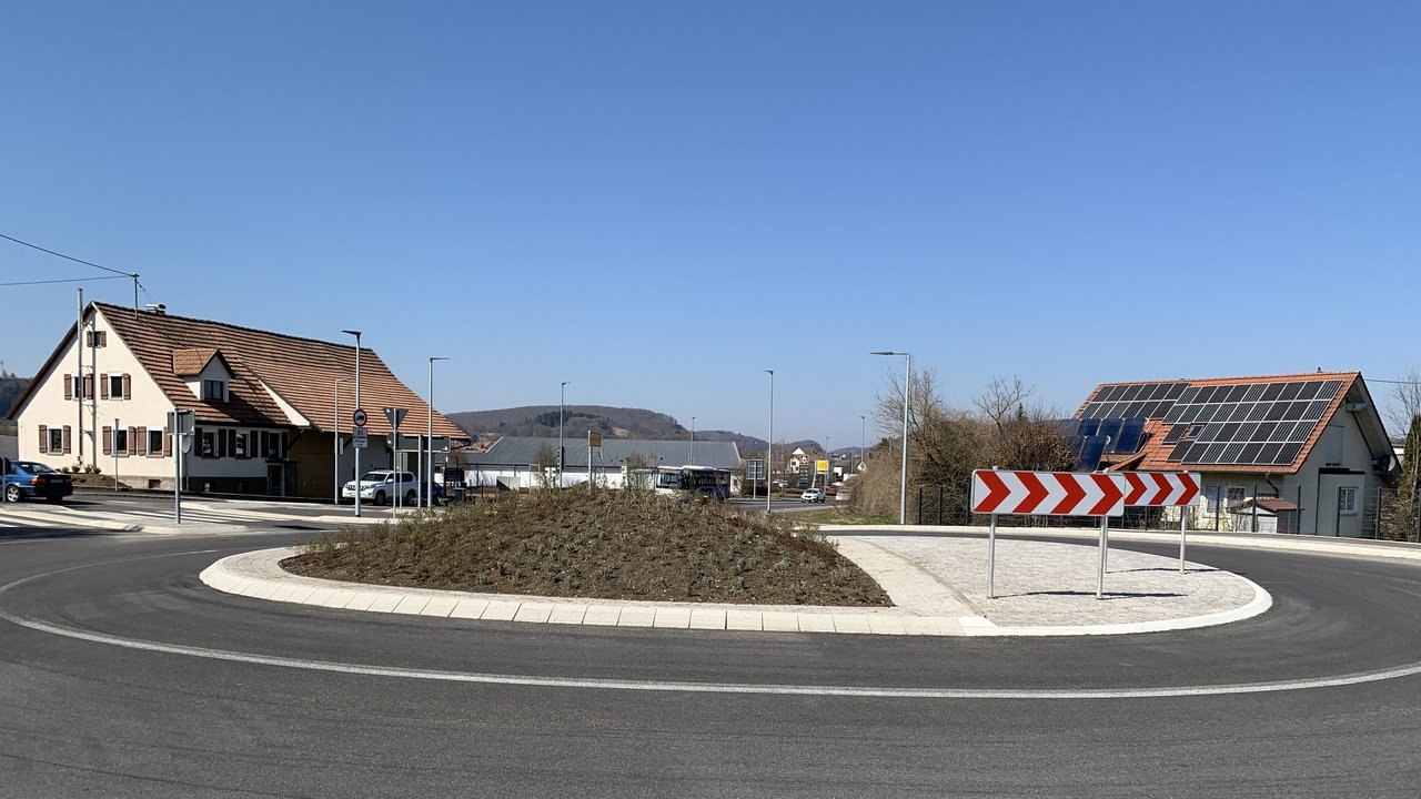 Man blickt au den neuen Kreisverkehr in Kleinengstingen