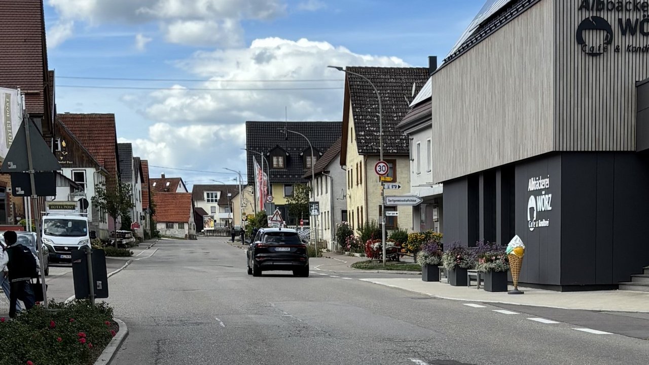 Das Foto zeigt die Ortsdurchfahrt Feldstetten