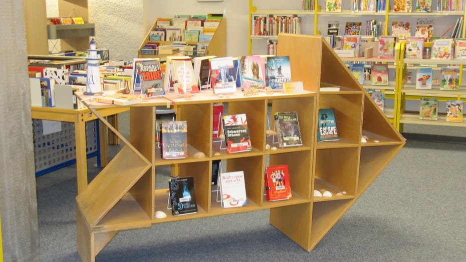 Stadtbücherei Albstadt-Ebingen: Regalpfeil Präsentationsmöbel "Regalpfeil" als Wegweiser in den Jugendbereich der Stadtbücherei Albstadt-Ebingen
