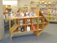 Präsentationsmöbel "Regalpfeil" als Wegweiser in den Jugendbereich der Stadtbücherei Albstadt-Ebingen