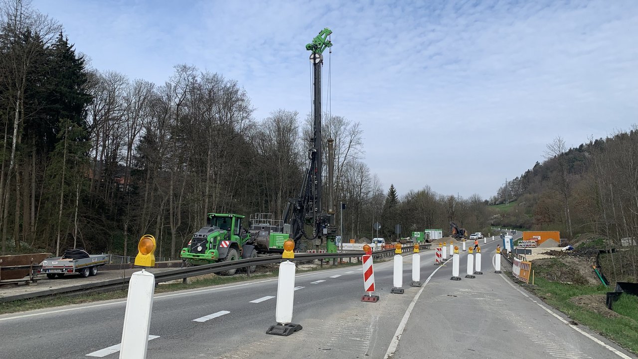 Das Foto zeigt die Baustelle B 463 zwischen Dürrwangen und Laufen. Stehlen in der Mitte. Baustellenfahrzeuge