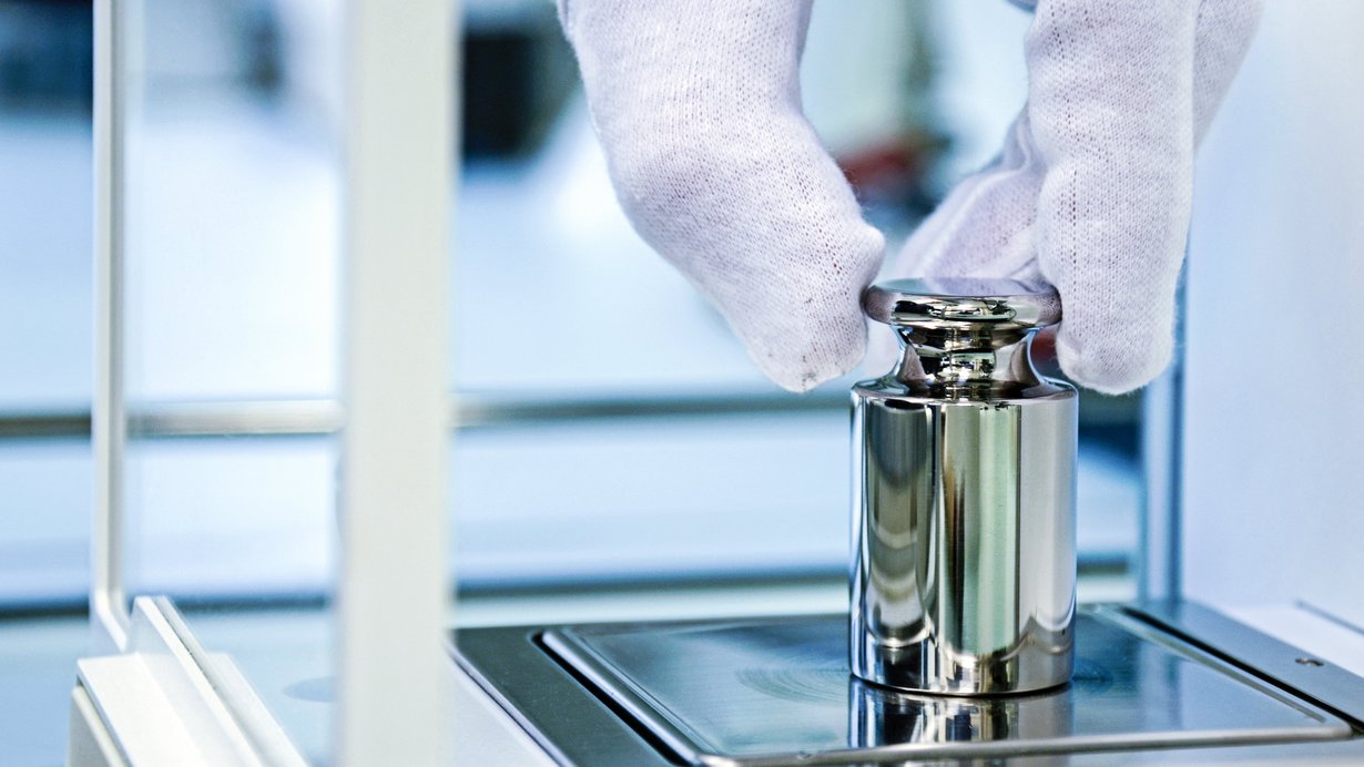 Eichgewicht zu Kalibrieren von Analysewaagen