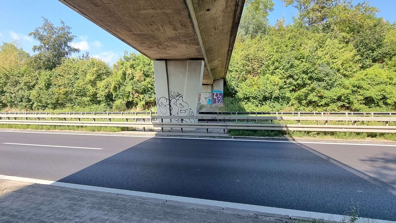 Blick auf die B 10 von unter der Feldwegbrücke aus