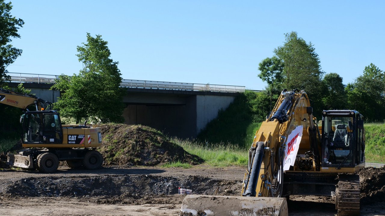 Baustellenfahrzeug bei Bauarbeiten für den Kreisverkehr B 27 Anschlussstelle Hechingen Nord