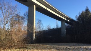 Eine Straßenbrücke von unten