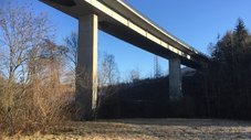 Eine Straßenbrücke von unten