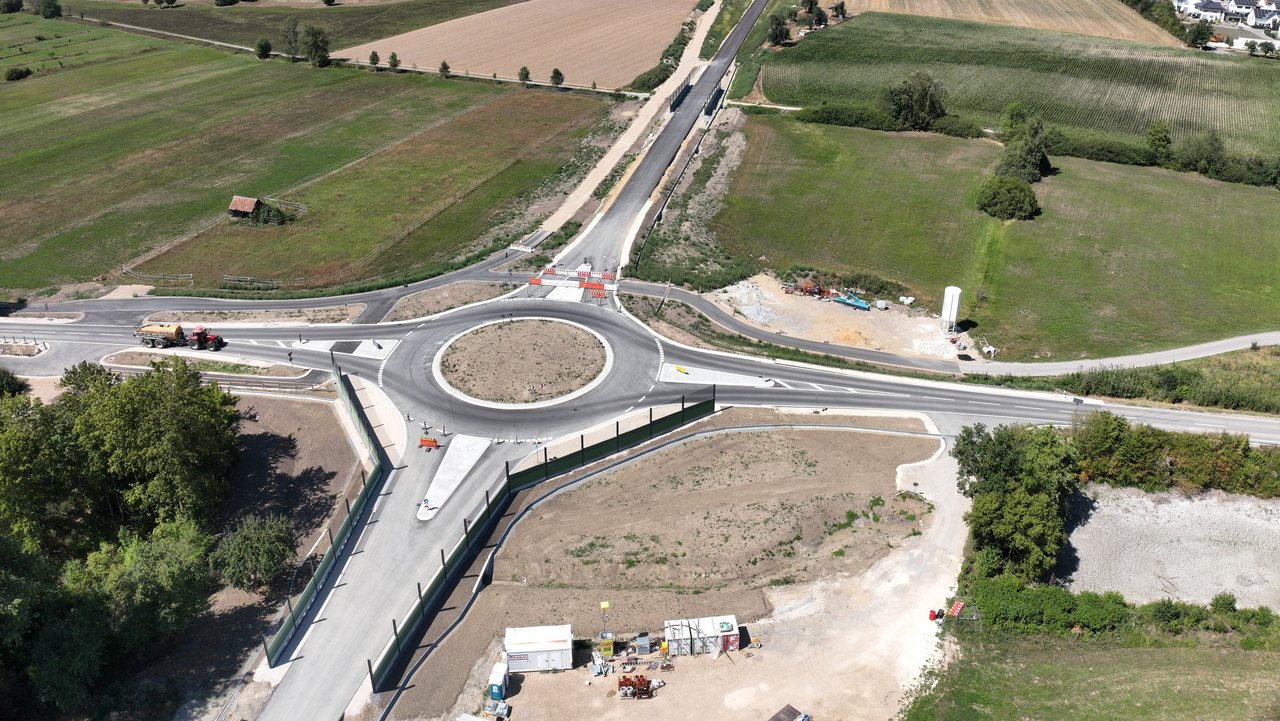 Das Foto zeigt ein Luftbild eines Kreisverkehrs des ersten Teilabschnitts der neuen Ortsumgehumg Rißtissen