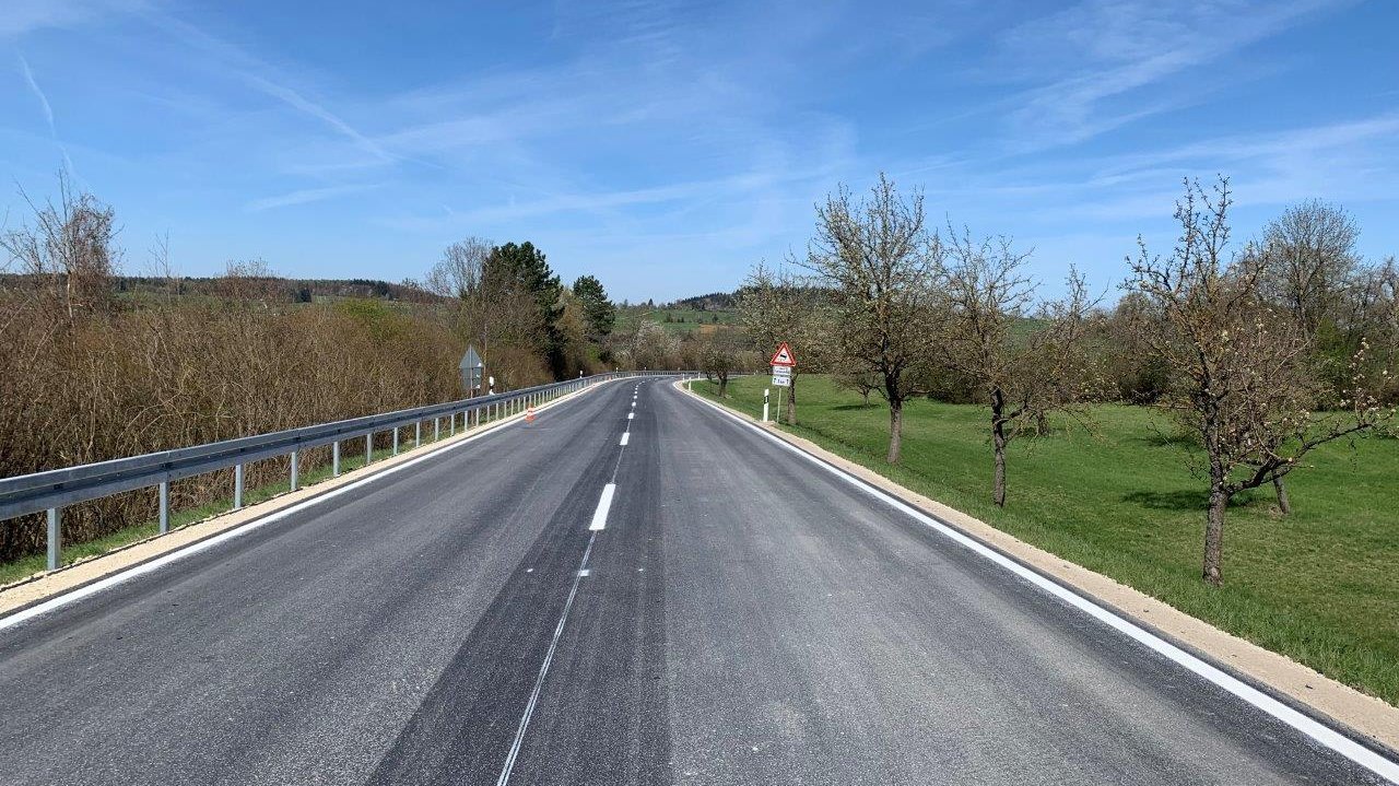 Das Foto zeigt die sanierte Fahrbahn der L 382 zwischen Pfullingen und Sonnenbühl/Genkingen