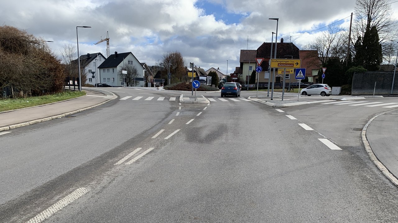 Das Foto zeigt einen Kreisverkehr in einer Ortschaft und mehrere Zebrastreifen