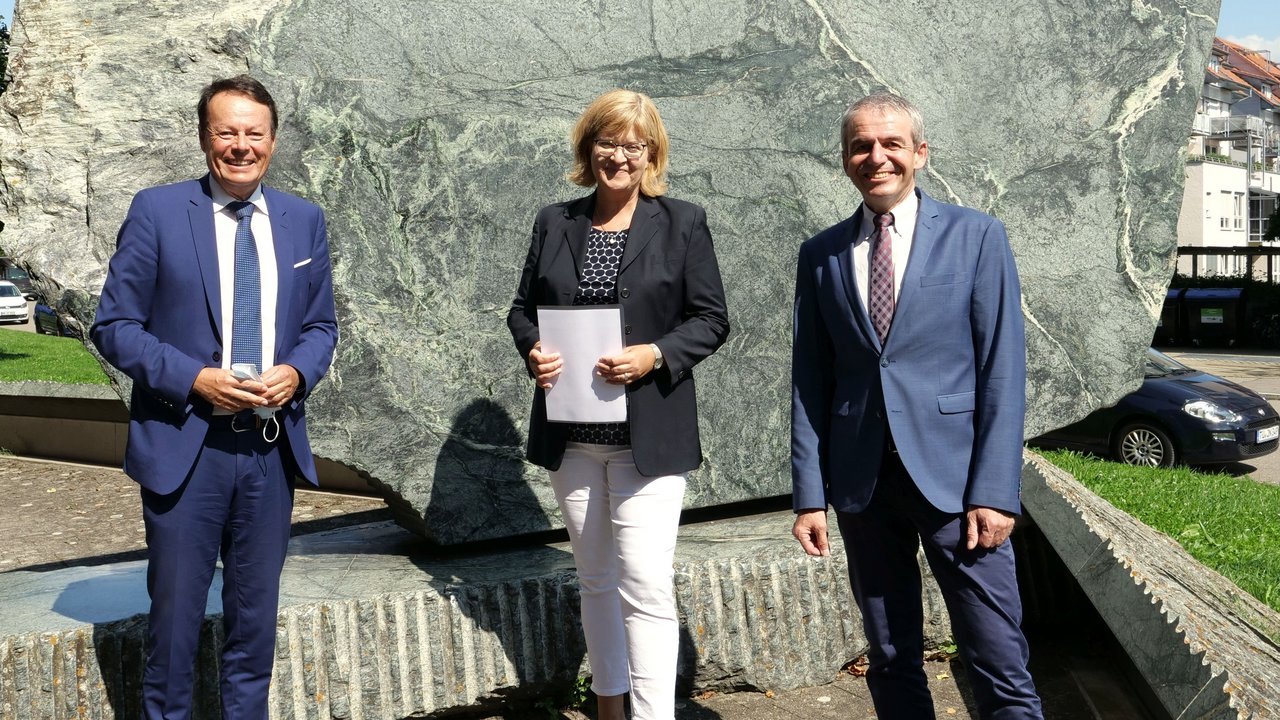 Dr. Anja Dürr ist neue Referatsleiterin des Referats Verkehr, im Bild mit Regierungspräsident Klaus Tappeser und Abteilungspräsident Rainer Hölz