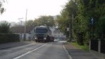 Verkehrliche Situation am Bahnübergang ick vom bahnübergang auf einen heranfahrenden Lastwagen
