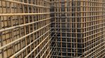 Baustahlmatten, die dicht geschichtet Formen bilden.