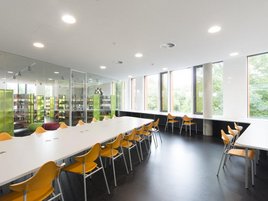 Arbeitsraum in der nicht-öffentlichen Zweigstelle der Stadtbücherei Biberach "Schulbücherei im Heinz H. Engler-Forum"