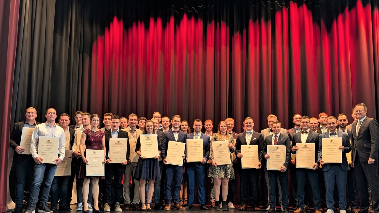 Das Foto zeigt ein Gruppenbild der neuen Meisterinnen und Meister im Bereich Landwirtschaft mit Herrn Regierungspräsident Klaus Tappeser